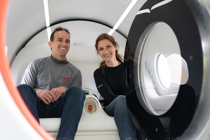 Sara Luchian và Josh Giegel trở thành những người đầu tiên đi trên Hyperloop.