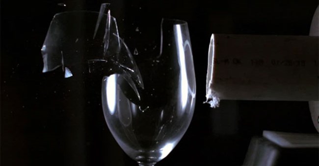 Video quay chậm: Cận cảnh hình ảnh ly rượu vỡ ở tốc độ siêu chậm, lên tới 187.000 khung hình/giây