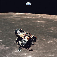 Khoang tàu vũ trụ vẫn bay quanh Mặt trăng sau 50 năm