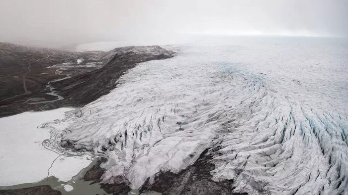 Băng ở Greenland tan chảy hàng loạt sau đợt nắng nóng kỷ lục