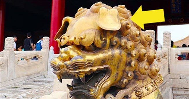 Vì sao đôi sư tử ở cung Càn Thanh trong Tử Cấm Thành lại... cụp tai?