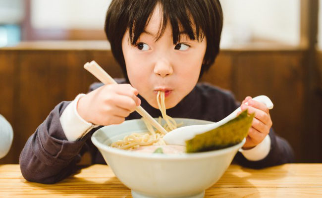 Nghiên cứu mới cho thấy: Húp sùm sụp thực sự khiến đồ ăn ngon hơn mà không hề thô lỗ