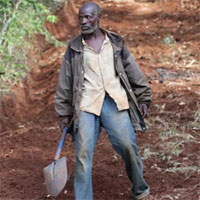 Phát chán vì chờ đợi, người đàn ông Kenya tự tay đào đường cho dân