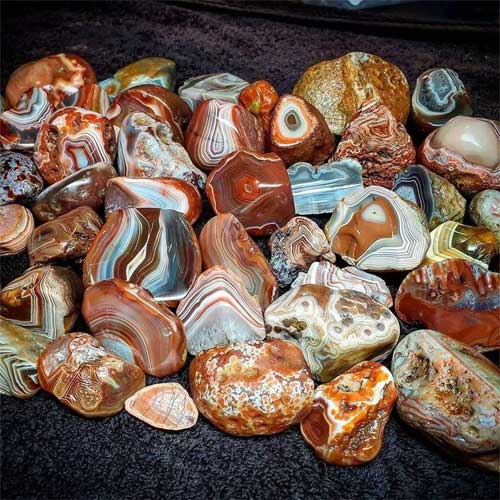 Vô tư nhặt viên đá đem về chơi, chàng trai không ngờ vớ bẫm được... 