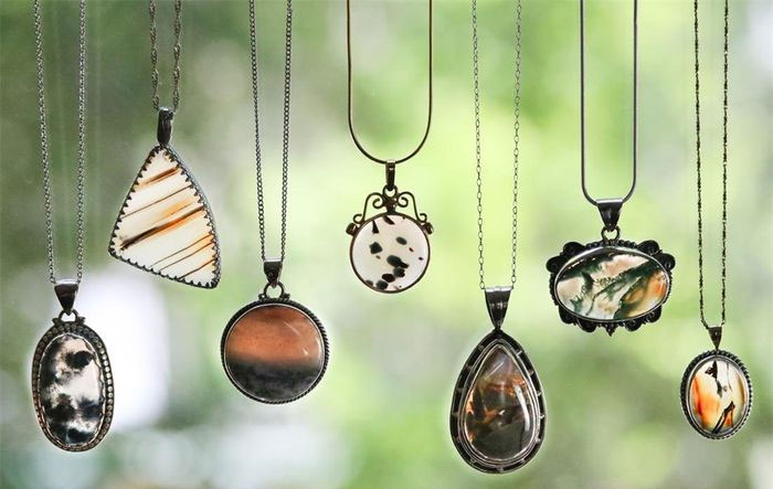 Vô tư nhặt viên đá đem về chơi, chàng trai không ngờ vớ bẫm được... 