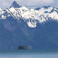 Ảo ảnh quang học biến hòn đảo ở Alaska thành "đĩa bay" lơ lửng trên mặt nước