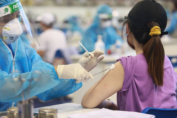 Sau khi tiêm vắc xin phòng Covid-19 cần theo dõi bao lâu để biết đã an toàn?