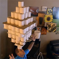 Video: Người đàn ông lập kỷ lục Guinness khi dùng đầu cân bằng 101 cuộn giấy vệ sinh