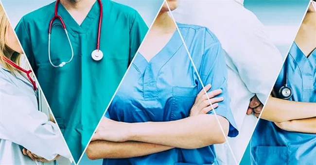 Tại sao bác sĩ trong phòng mổ lại mặc áo màu xanh thay vì màu trắng?