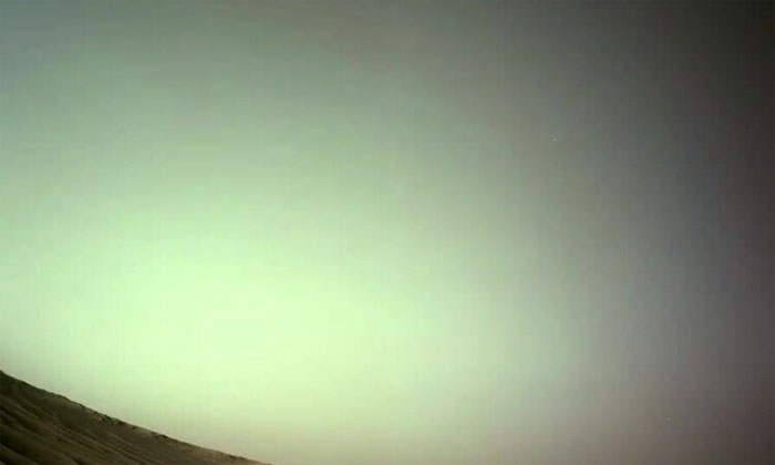 Robot NASA ghi hình mặt trăng sao Hỏa ở độ cao 23.458km