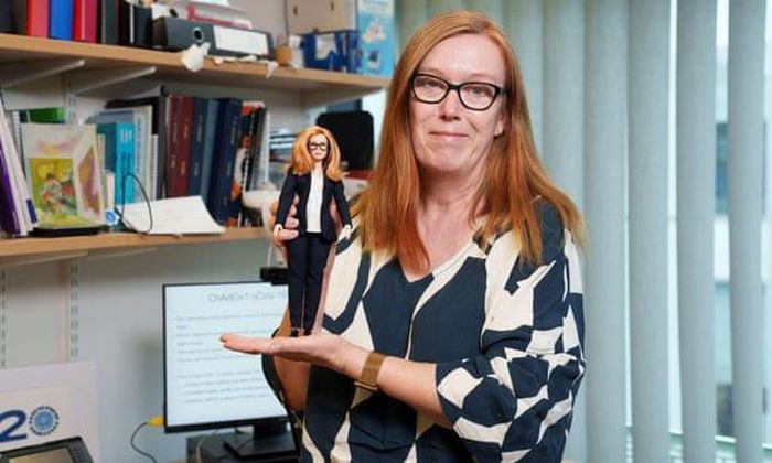  Giáo sư Sarah Gilbert với mẫu búp bê Barbie mô phỏng hình dáng của bà. 