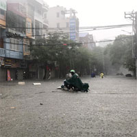 Phố phường Hải Phòng "hóa sông" vì mưa lớn kéo dài