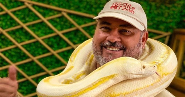 Video: Người đàn ông thoát cú mổ của trăn "khủng" hút hàng triệu lượt xem