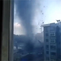Video: Lốc xoáy càn quét dãy chung cư trong 1 phút, 50 căn hộ bị hư hại