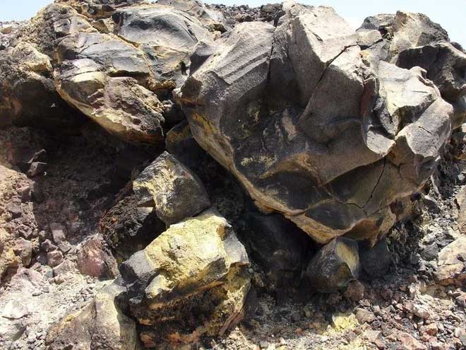 Dưới đáy của Thung lũng chết ở Nga là một khối đá chứa lưu huỳnh