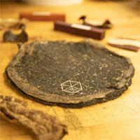 Chàng sinh viên tạo ra "gỗ" từ phế phẩm của trà kombucha, hứa hẹn giải cứu mảng xanh của hành tinh