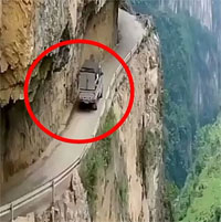 Video: "Rùng mình" với con đường nhỏ xíu bên vách núi cao ở Trung Quốc