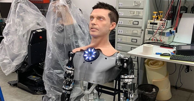 Rợn tóc gáy với robot "quá giống người" Cyborg Terminator của Nga: Có thể biến thành bất cứ người nào