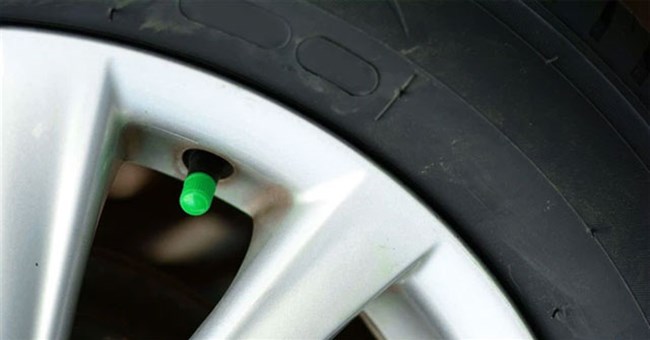 Tại sao một số người lại bơm khí nitơ vào lốp xe thay vì không khí?