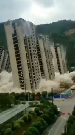 Một dãy 15 tòa nhà sụp đổ trong chớp mắt.