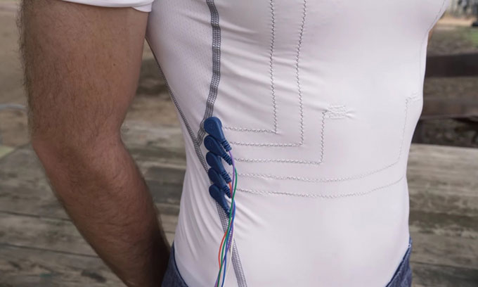 Áo thông minh chứa sợi ống nano carbon để đo điện tim người mặc.