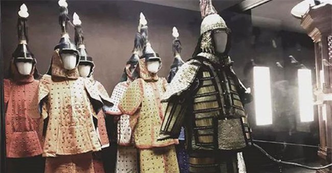 Vì sao việc mang vũ khí bên mình thời xưa là chuyện nhỏ, nhưng "tàng trữ" áo giáp là tội tày trời?
