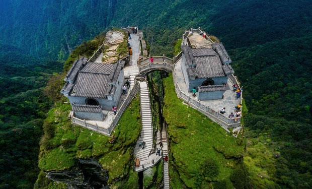 Ngôi chùa nằm trên đỉnh núi tách đôi và những bí ẩn khiến hậu nhân đau đầu