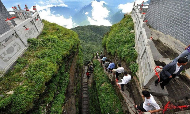 Ngôi chùa nằm trên đỉnh núi tách đôi và những bí ẩn khiến hậu nhân đau đầu