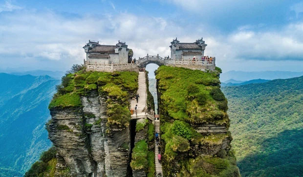 Ngôi chùa nằm trên đỉnh núi tách đôi và những bí ẩn khiến hậu nhân đau đầu