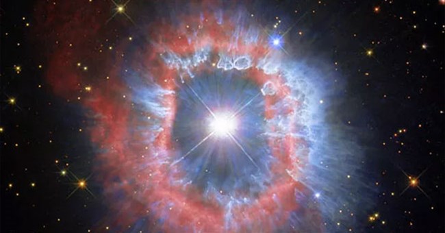 "Mắt quỷ" lọt vào kính thiên văn Trái đất, tiến hóa thành quái vật vũ trụ