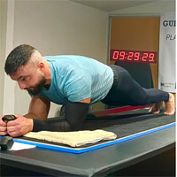 Người đàn ông phá kỷ lục plank lâu nhất thế giới