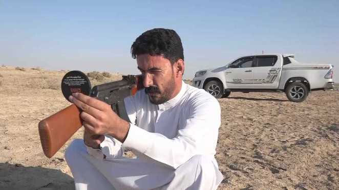 Fadel Abu Duha sử dụng súng trường AK-47