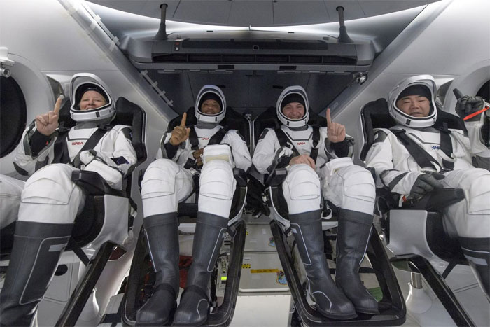 Tàu vũ trụ SpaceX chở toàn dân thường hạ cánh xuống Đại Tây Dương