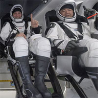 Tàu vũ trụ SpaceX chở toàn dân thường hạ cánh xuống Đại Tây Dương