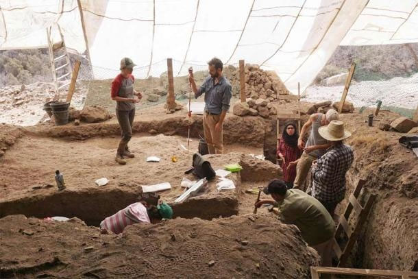  Các nhà nghiên cứu tìm thấy 33 hạt trang sức tại hang động phía tây Maroc