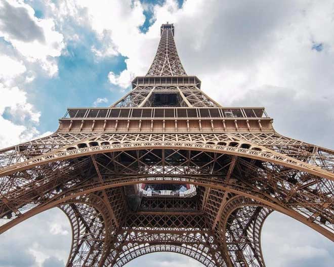 Tại sao tháp Eiffel cao thêm 15cm vào mùa hè?