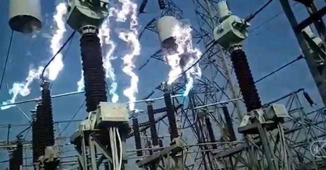 Trạm điện bỗng phát ra các tia sáng có nhiệt độ lên đến 3.500 độ C, đây là hiện tượng gì?