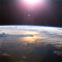 Nhìn từ không gian, Trái đất của chúng ta đang bị mờ dần đi