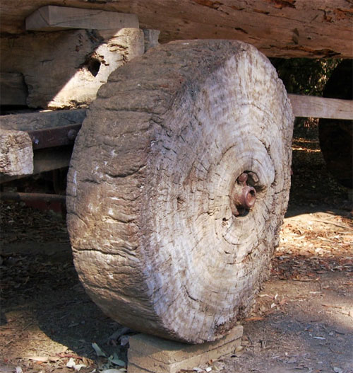 Một bánh xe thời kỳ đầu làm bằng khúc gỗ rắn.
