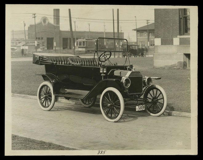  Một mẫu xe Ford Model T đời đầu sử dụng bánh gỗ. 