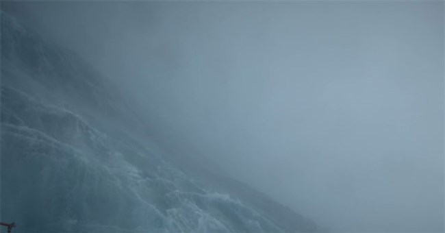 Dựng tóc gáy với cảnh quay đáng sợ như phim thảm họa từ cơn bão cấp 4 giữa biển khơi