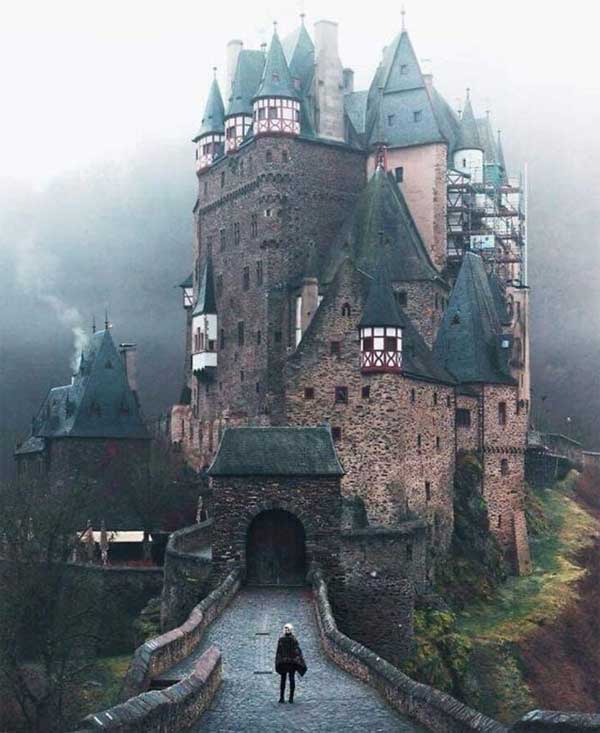 Lâu đài Eltz nằm ở Wirschem, Đức. Trong 850 năm, nó thuộc sở hữu của cùng một gia đình.