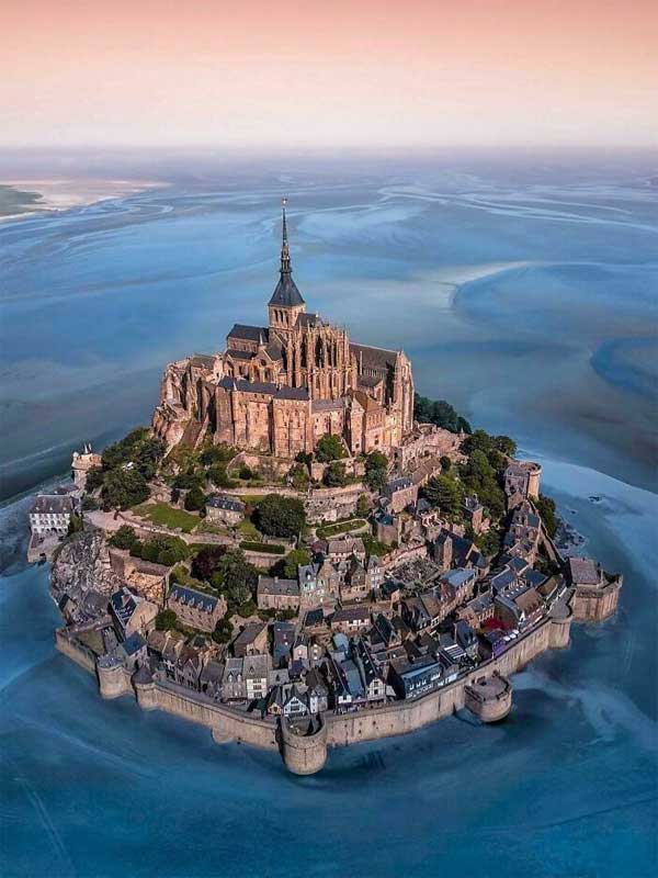 Hòn đảo Mont Saint Michel ở Pháp.