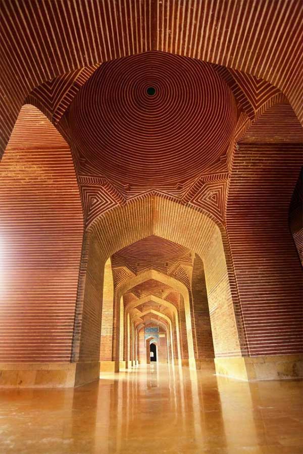 Một nhà thờ Hồi giáo thế kỷ 17 ở Pakistan, nổi tiếng với những công trình bằng gạch khác thường.