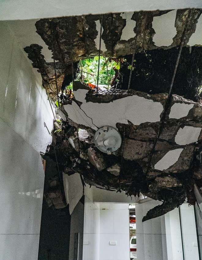 Hà Nội: Bão số 7 gây mưa lớn cả ngày, nhiều cây xanh bật gốc, đè bẹp 