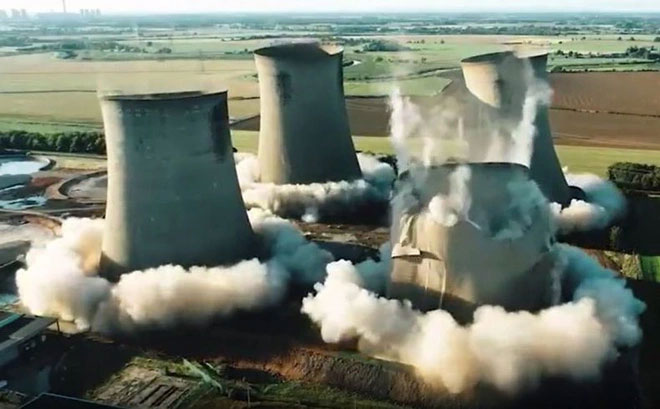 Khoảnh khắc 4 tòa tháp bị đánh sập.