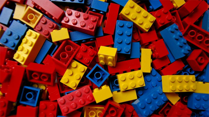 Đa phần những miếng lego đều được làm từ nhựa ABS.