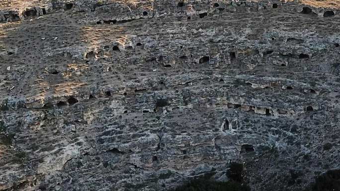 Choáng váng lâu đài người chết: 400 căn phòng đầy châu báu giữa hẻm núi
