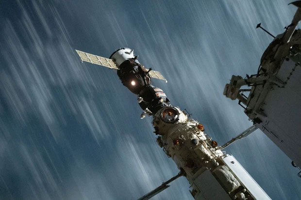 Trạm vũ trụ Quốc tế ISS tí thì rụng vì phi hành gia Nga vô tình gây ra vụ nổ khi kiểm tra động cơ