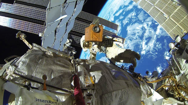 Trạm vũ trụ Quốc tế ISS tí thì rụng vì phi hành gia Nga vô tình gây ra vụ nổ khi kiểm tra động cơ